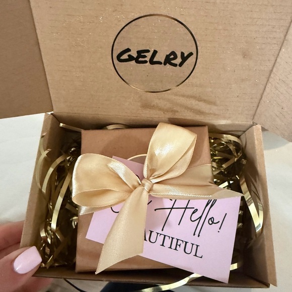 MINNIE ♡ PINK Crystal Stud Earrings With Gift Bag - Picture 6 of 7